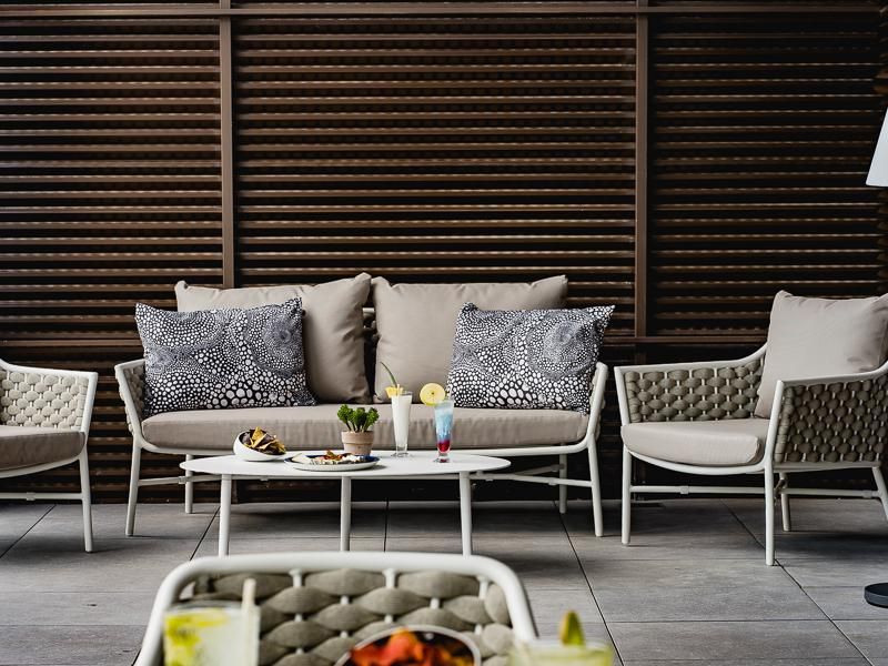 בריכת המלון על הגג