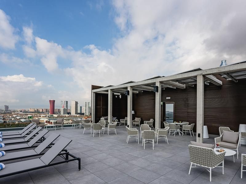 בריכת המלון על הגג