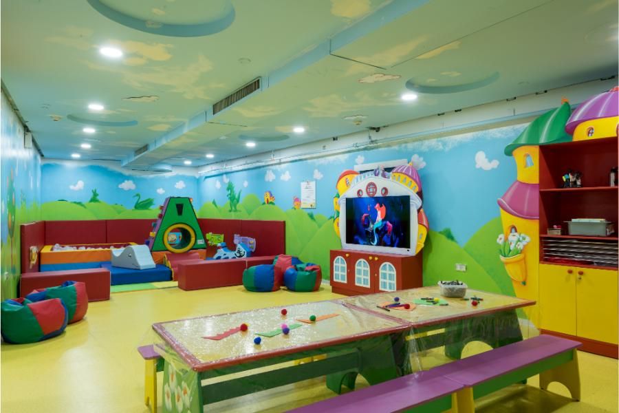 חדר משחקים צבעוני במלון לאונרדו פריוילג' אילת, עם פינות יצירה, משחקים ומסך טלוויזיה