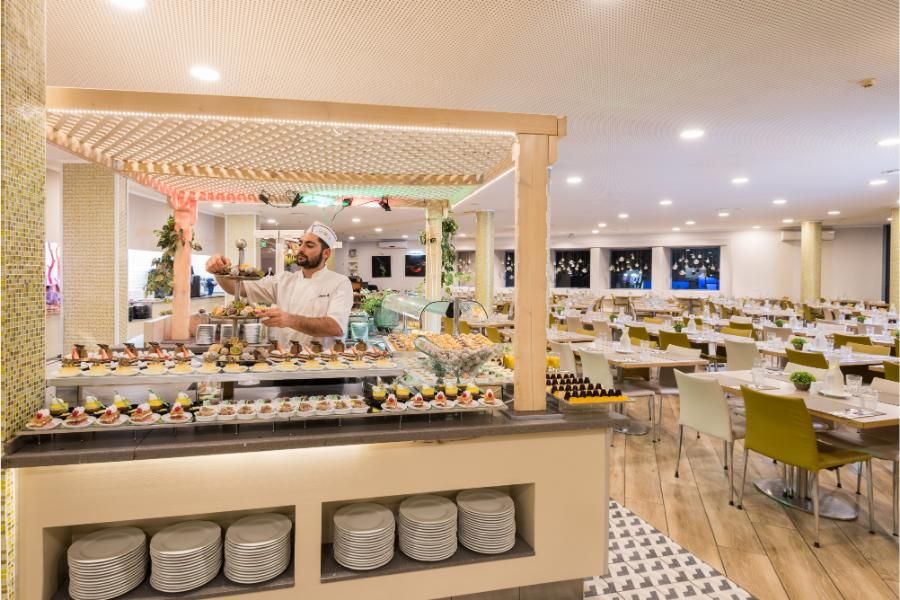 קונדיטור מכין קינוחים במסעדת המלון לאונרדו פריוילג' אילת, עם מבחר עשיר של קינוחים 