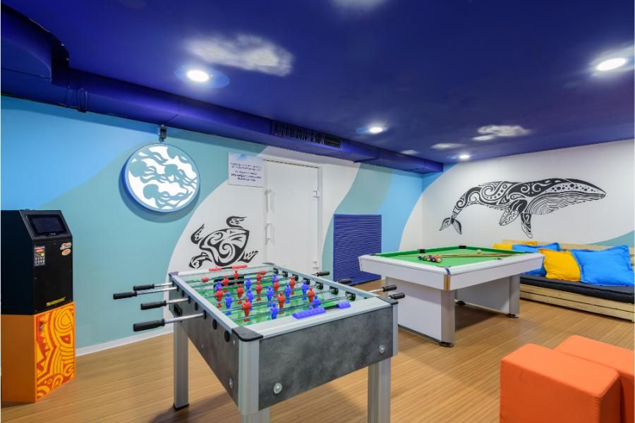 חדר משחקים במלון לאונרדו פריוילג' אילת, עם שולחנות ביליארד וכדורגל שולחן 
