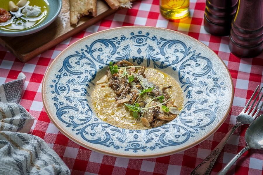 ריזוטו כמהין עשיר עם פטריות, שקדים קלויים ופרמזן