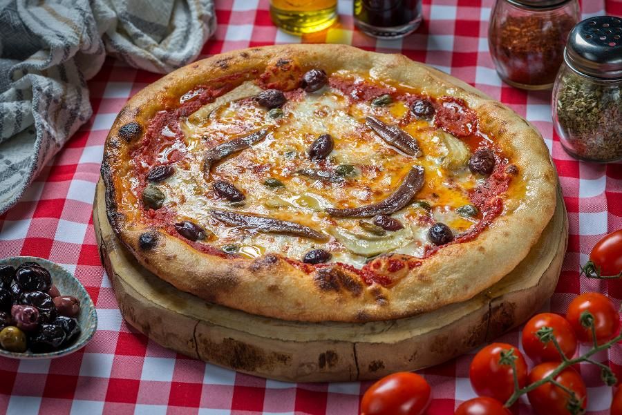 פיצה נפוליטנית עם אנשובי, זיתים שחורים וגבינה מותכת