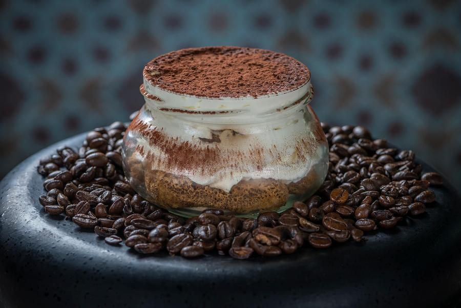  קינוח טירמיסו בצנצנת, מוגש על מצע פולי קפה קלויים