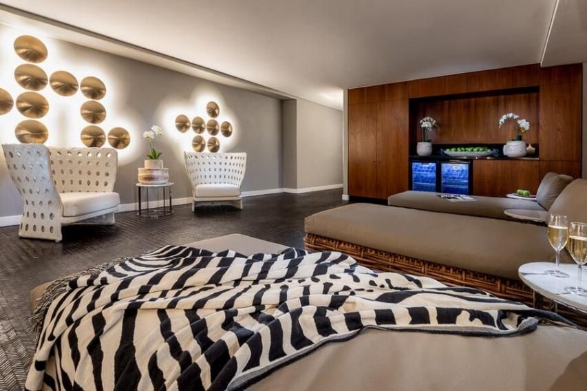 אזור ספא יוקרתי במלון ניקס הרצליה עם כורסאות מעוצבות, מיטות שיזוף וקישוטי קיר מודרניים