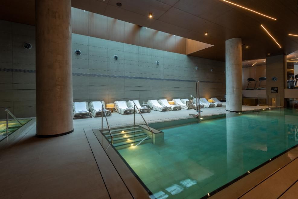 בריכה מקורה