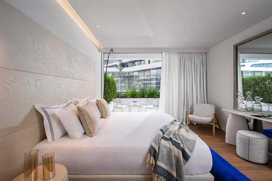 דלקס עם גינה