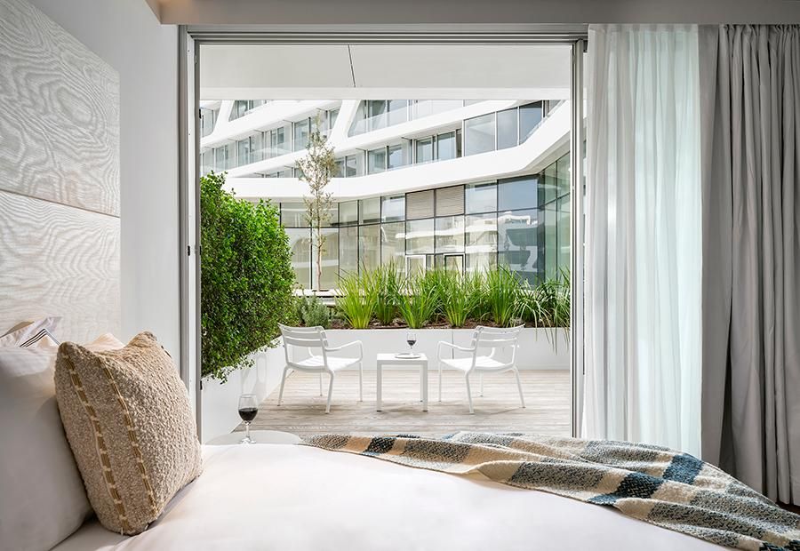 דלקס עם גינה