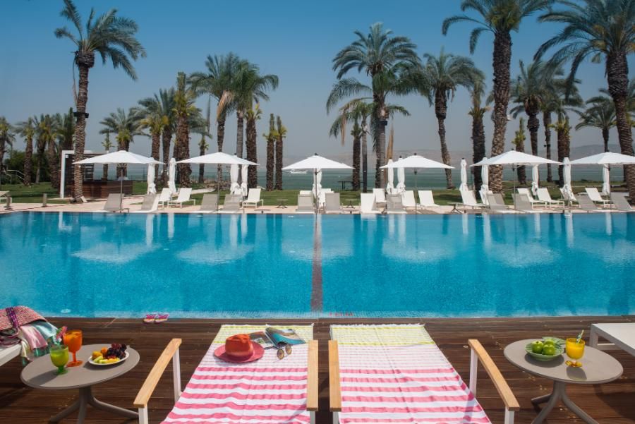 בריכת המלון