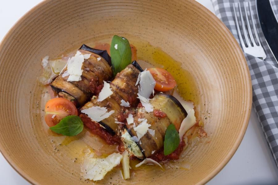 רול עגבניות וחצילים במילוי גבינה, ברוטב עגבניות, פרמזן ועלי בזיליקום