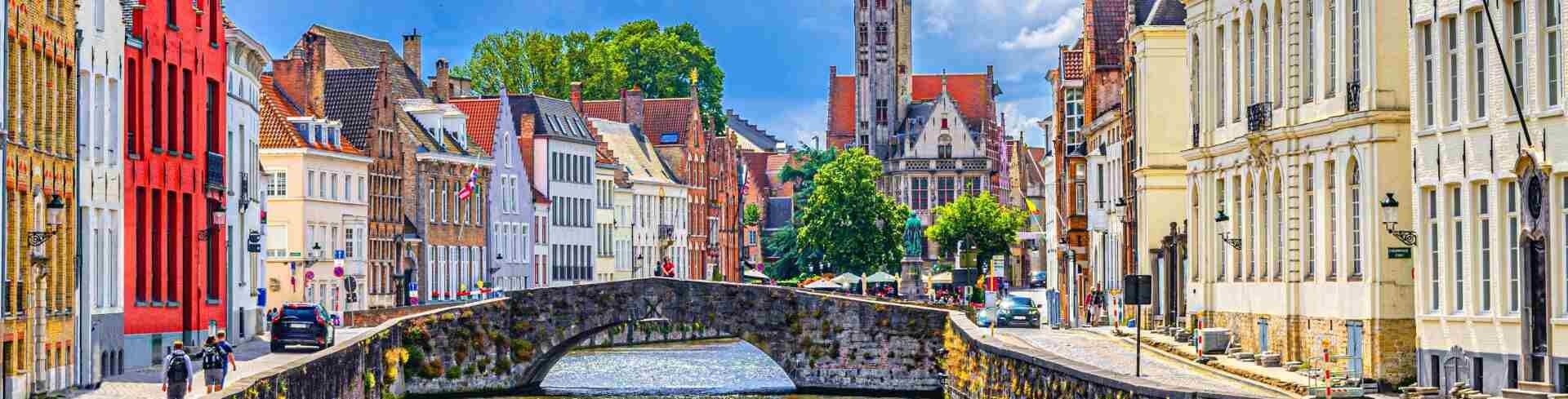 גשר אבן בברוז', בלגיה, מוקף בבניינים צבעוניים היסטוריים ותעלות מים