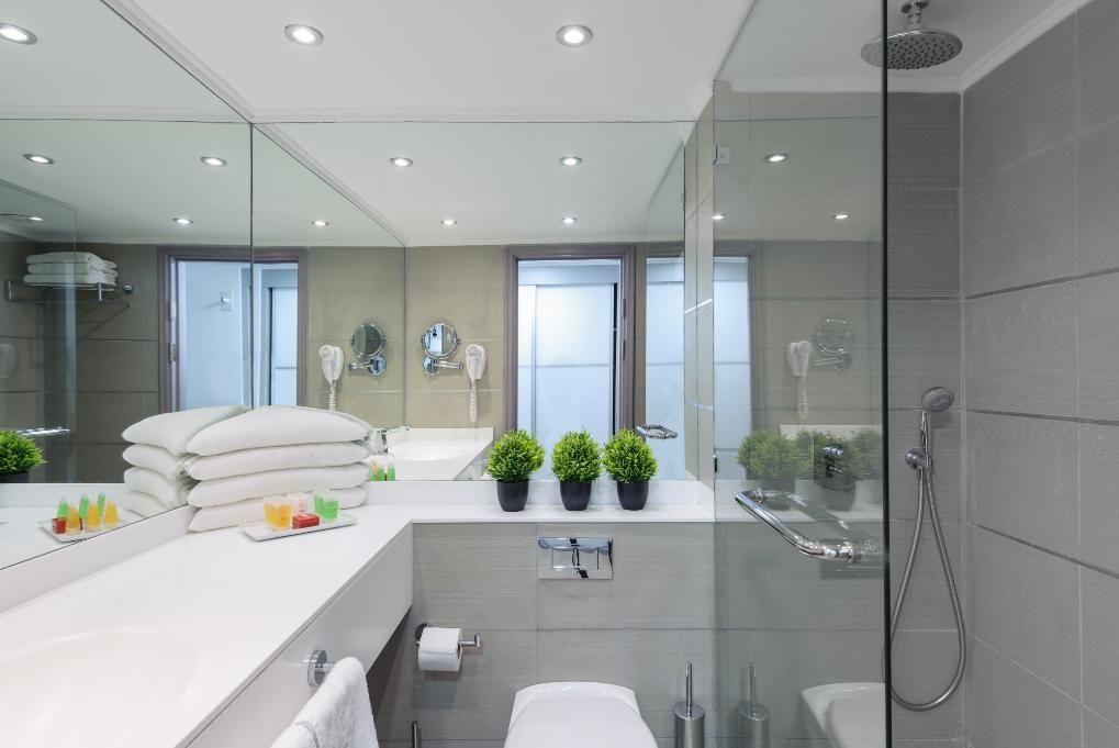 חדר סופריור עם מרפסת ודלת מקשרת