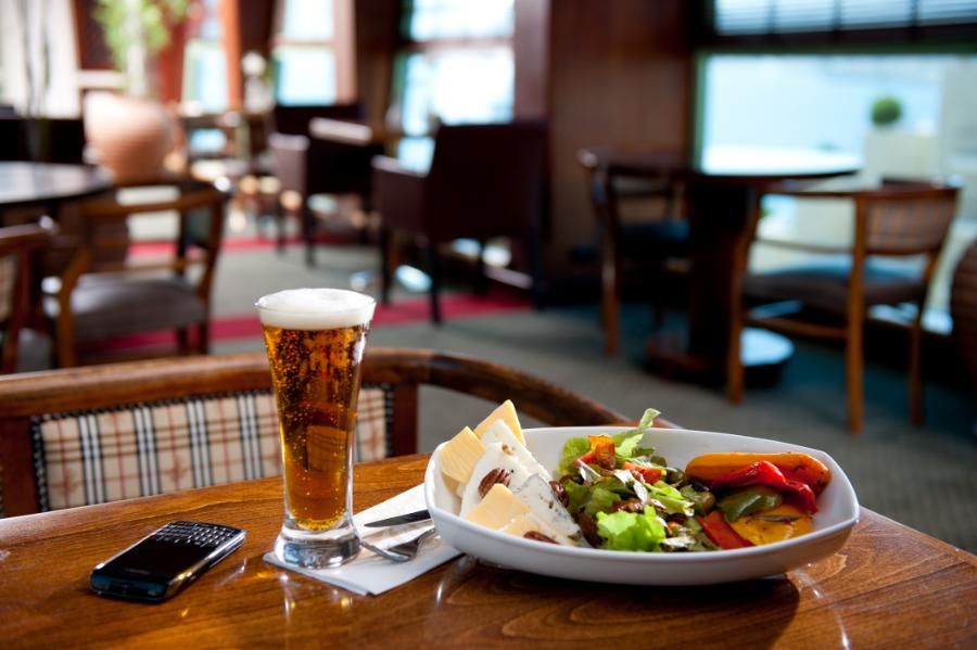 ארוחה קלה עם סלט, גבינות ובירה בטרקלין עסקי  אלגנטי במלון הרודס אילת