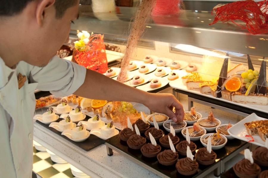 תמונה מממסעדת המלון הצפרים רודס פאלאס -קונדיטור מסדר קינוחים , עם עוגות, מוסים ושוקולדים מעוצבים