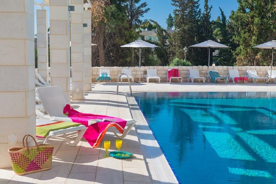 בריכת שחייה