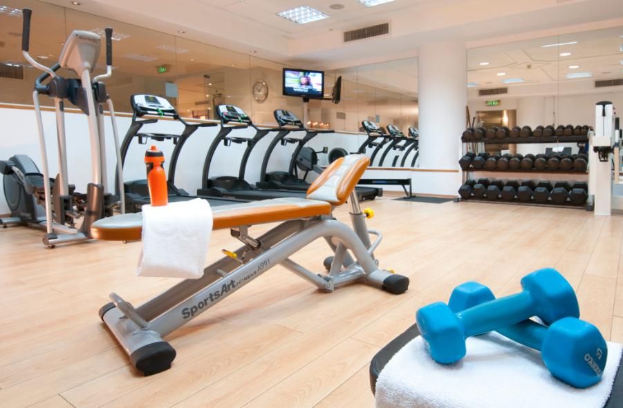 חדר כושר מאובזר במלון יו מג'יק פאלאס, עם מכשירים לאימון כושר וסט משקולות