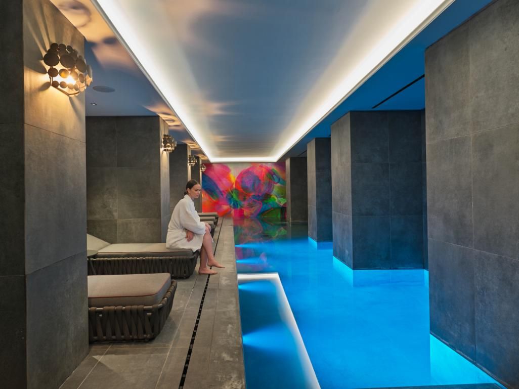 בריכה מקורה