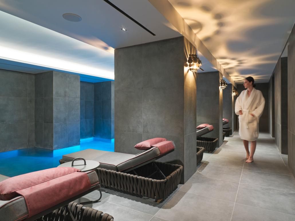 בריכה מקורה