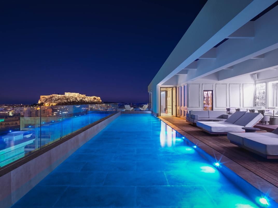 בריכה על הגג