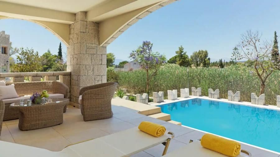 סוויטת אקזקיוטיב עם חדר שינה אחד ובריכה פרטית