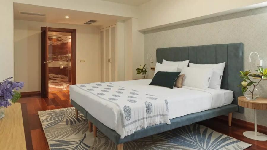 סוויטת אקזקיוטיב עם חדר שינה אחד ובריכה פרטית