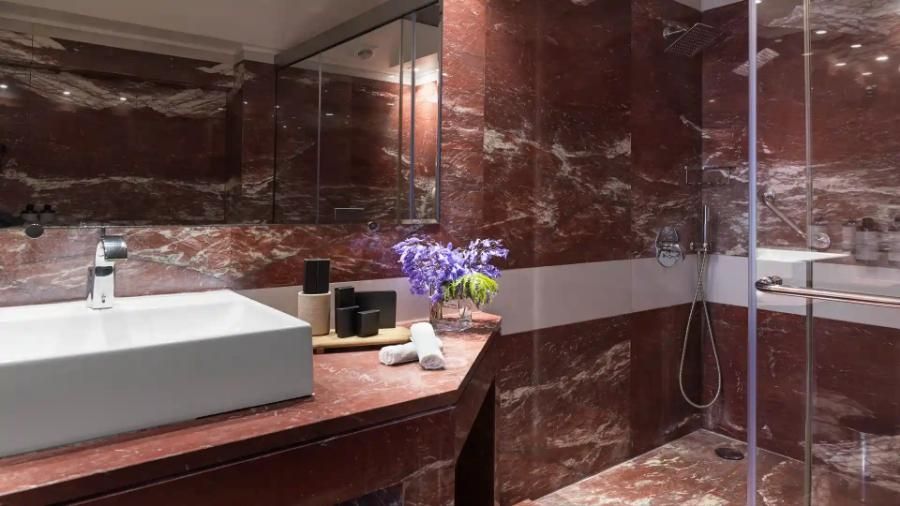 סוויטת אקזקיוטיב עם חדר שינה אחד ובריכה פרטית