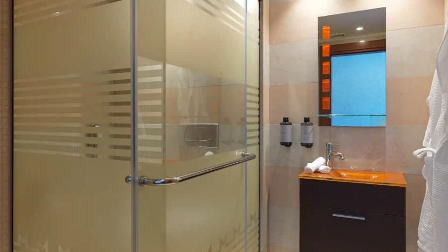 סוויטת אקזקיוטיב עם חדר שינה אחד ובריכה פרטית