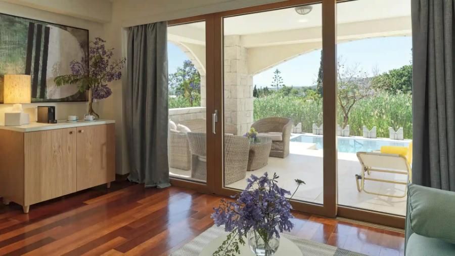 סוויטת אקזקיוטיב עם חדר שינה אחד ובריכה פרטית