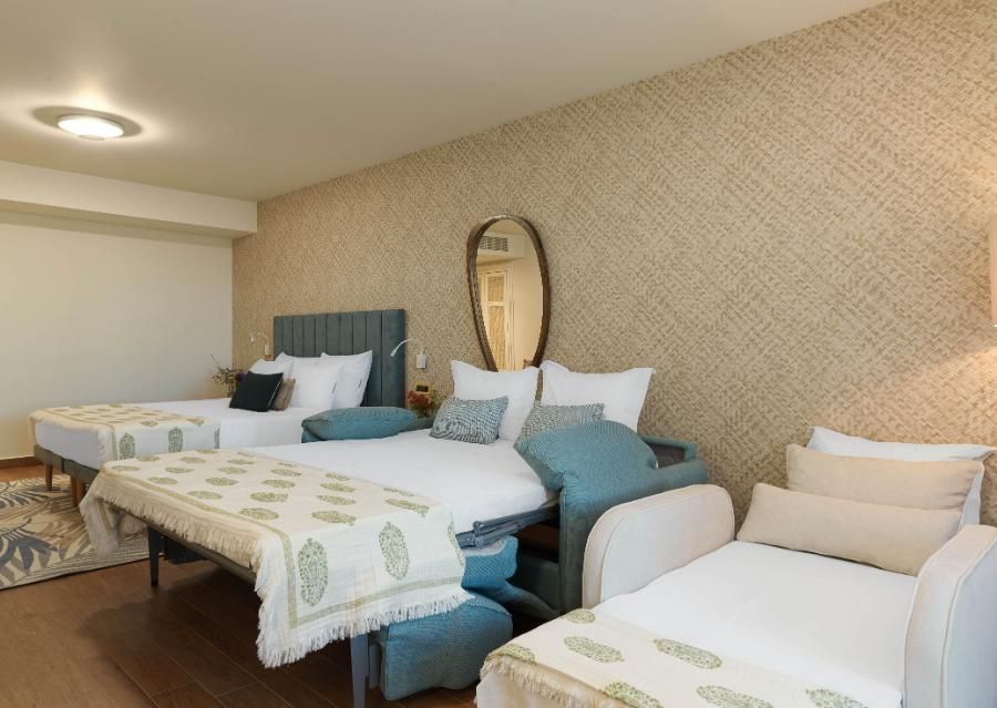 חדר דלוקס משפחתי עם נוף לגן ולבריכה