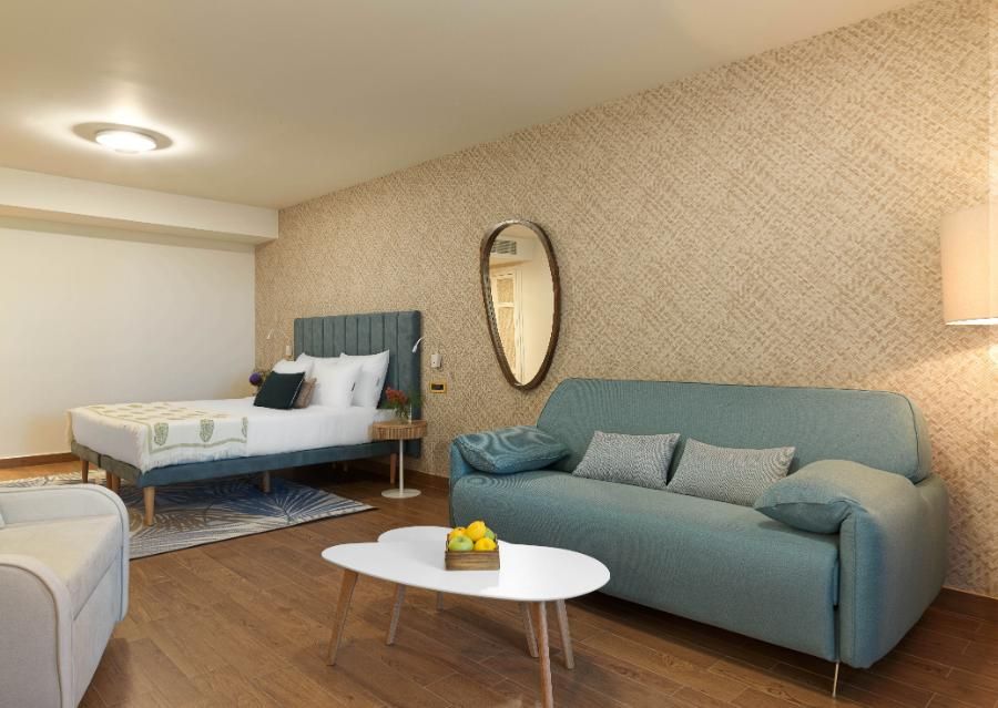 חדר דלוקס משפחתי עם נוף לגן ולבריכה