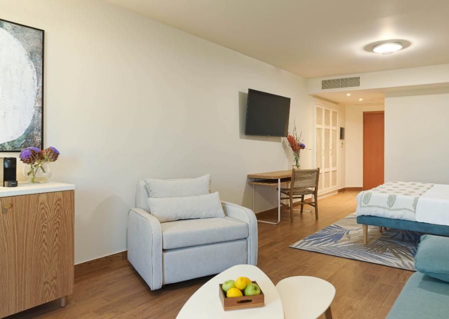 חדר דלוקס משפחתי עם נוף לגן ולבריכה