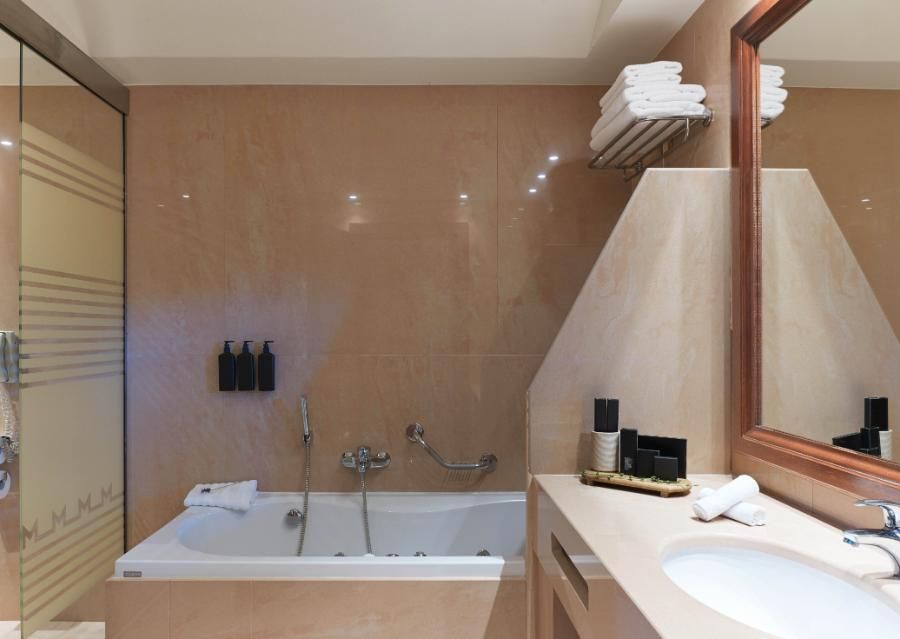 חדר דלוקס משפחתי עם נוף לגן ולבריכה