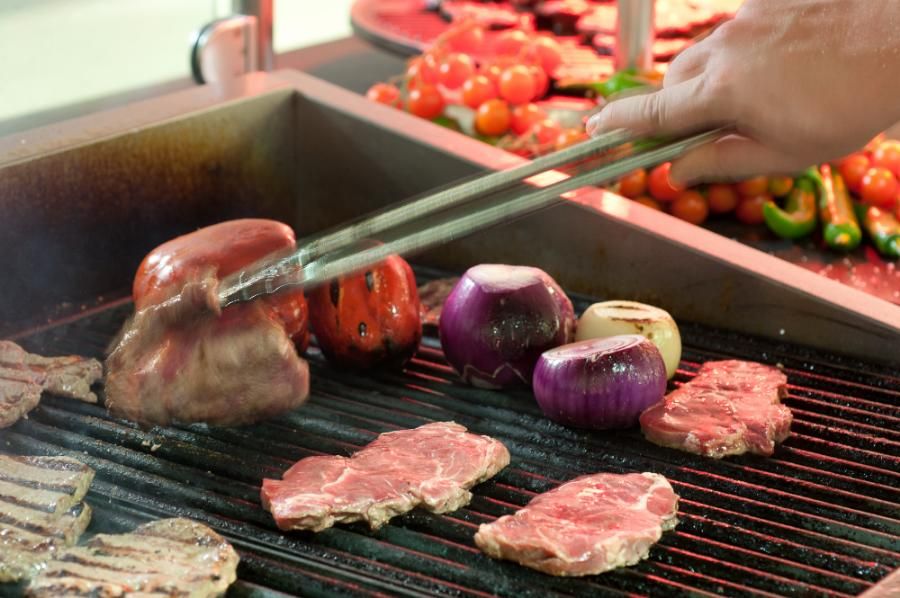 בצל, פלפל, עגבניות וסטייקים נצלים על האש