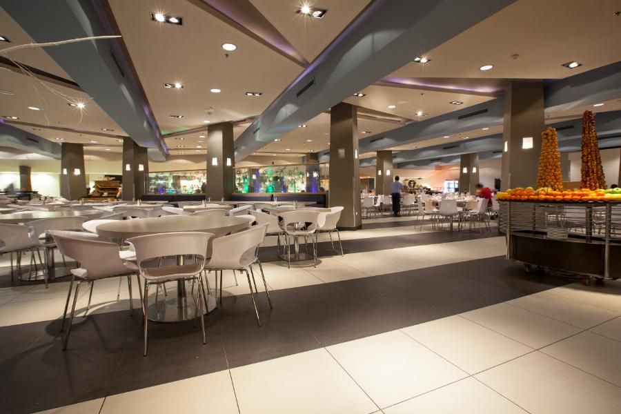 מסעדה במלון יו קורל ביץ' קלאב אילת, שולחנות ערוכים לבנים